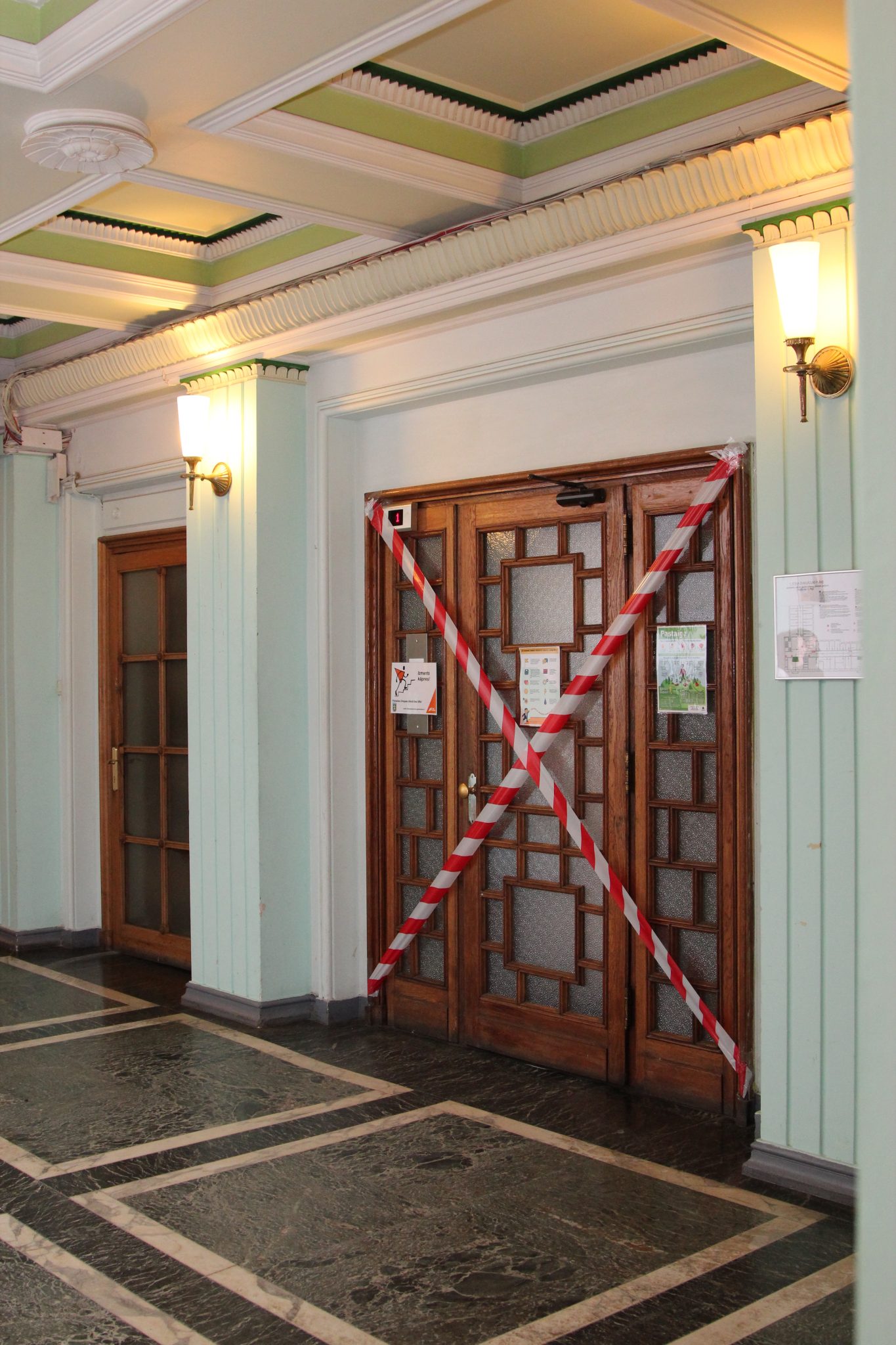 Centrālā lifta ieejas tika aizzīmogotas